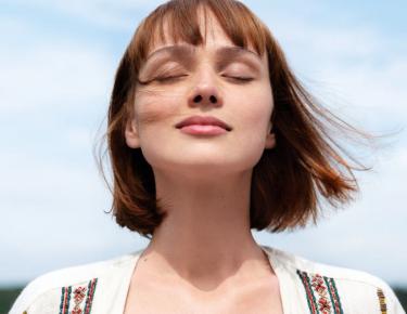Ragazza immersa nella natura